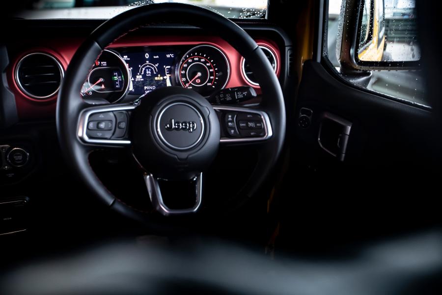 Панель приборов Jeep Wrangler Rubicon (JL) 2018 года  (JP) (фото 8 из 22)